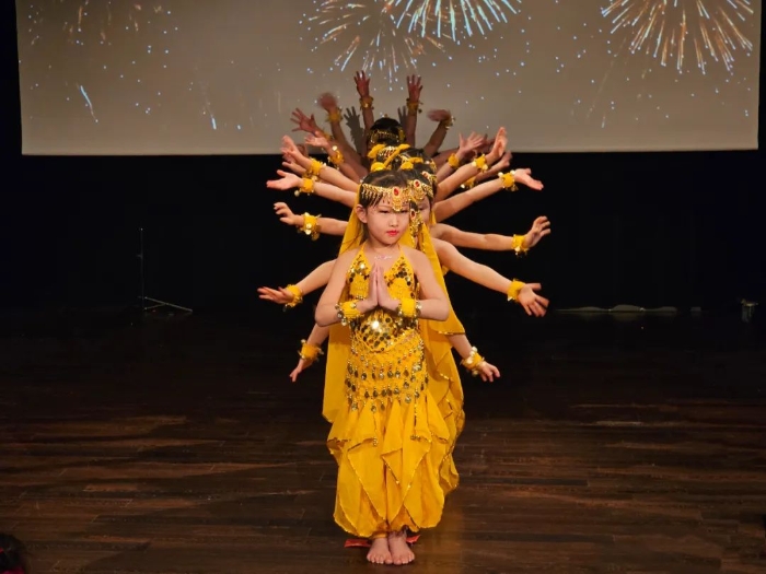 舞蹈《千手觀音》。中國(guó)駐瑞典大使館供圖。