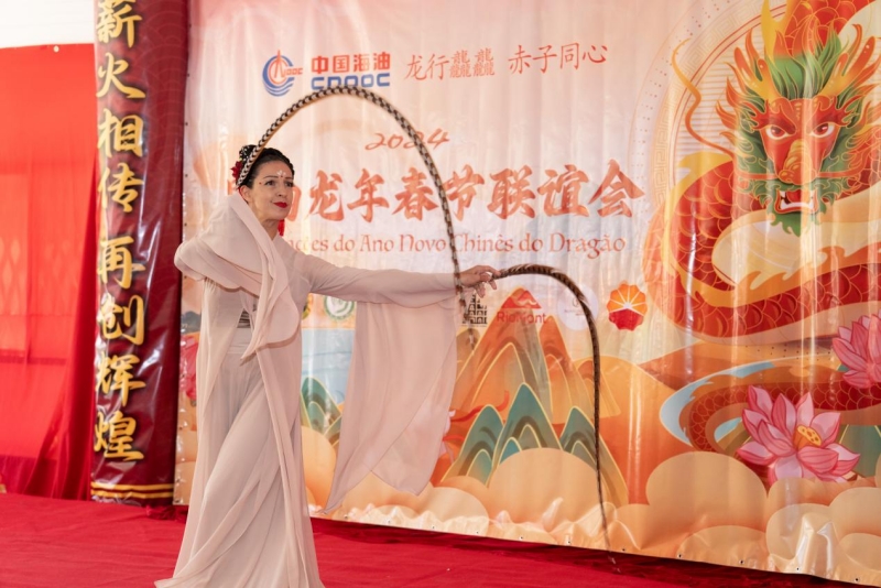 巴西藝術(shù)家表演中國(guó)舞。里約天主教大學(xué)孔子學(xué)院供圖