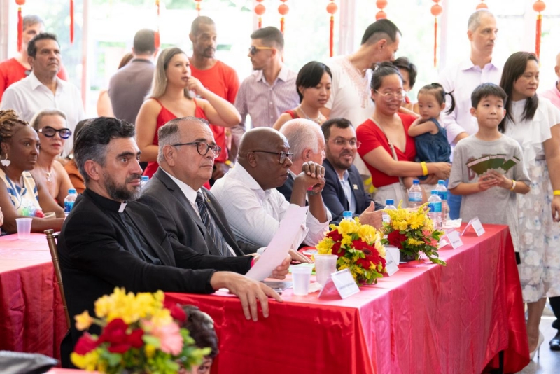 兩國(guó)民眾共同觀欣賞文藝表演。里約天主教大學(xué)孔子學(xué)院供圖