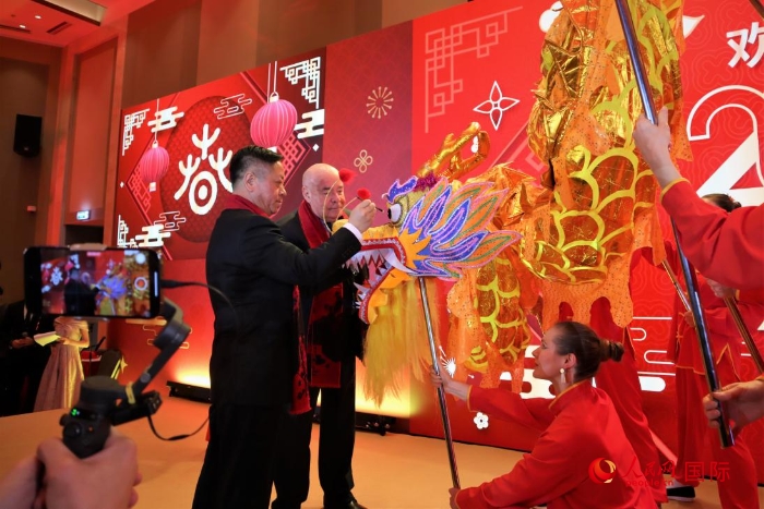 張漢暉（左）、施威特科（右）共同為彩龍點(diǎn)睛。于子恒攝