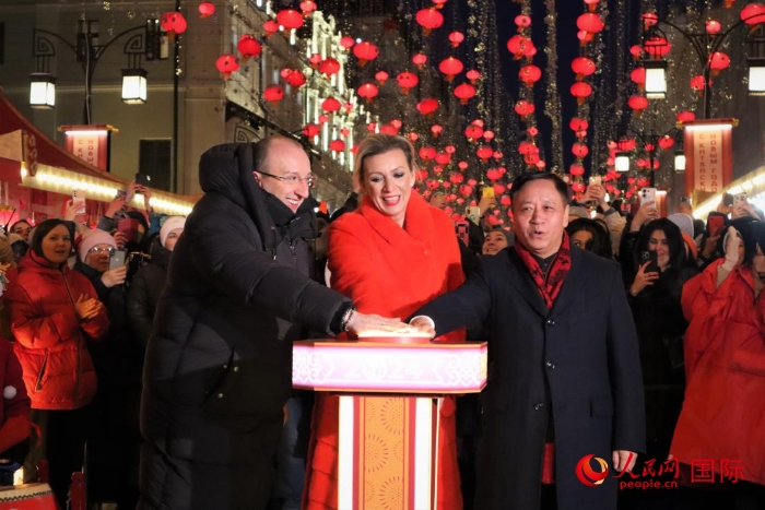 張漢暉、扎哈羅娃、科茲洛夫（從右至左）共同按下活動(dòng)啟動(dòng)按鈕。于子恒攝