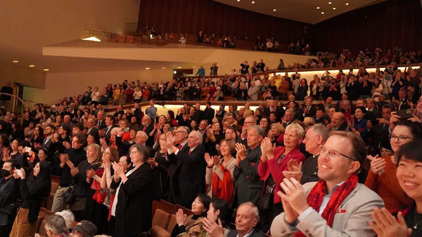 中德觀眾觀看中央民族樂(lè)團(tuán)“”天地永樂(lè)·中國(guó)節(jié)“”音樂(lè)會(huì)。中國(guó)駐德國(guó)大使館供圖