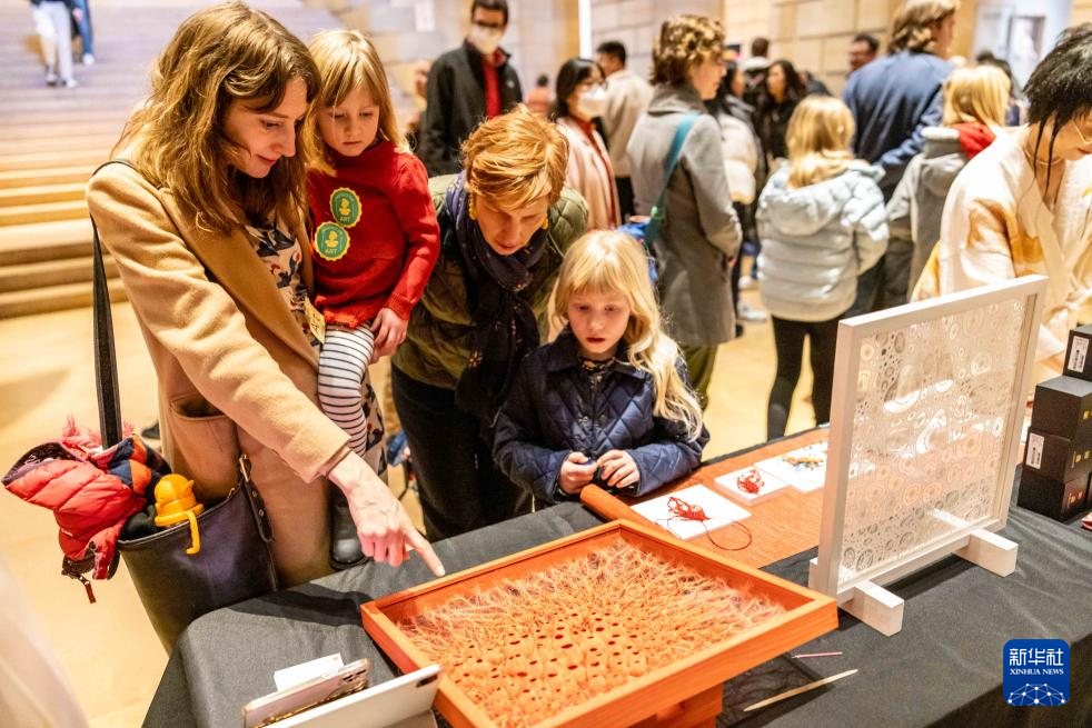2月11日，參觀者在美國費(fèi)城藝術(shù)博物館舉行的龍年迎新春活動(dòng)上觀看刺繡作品。新華社發(fā)（周煥新攝）