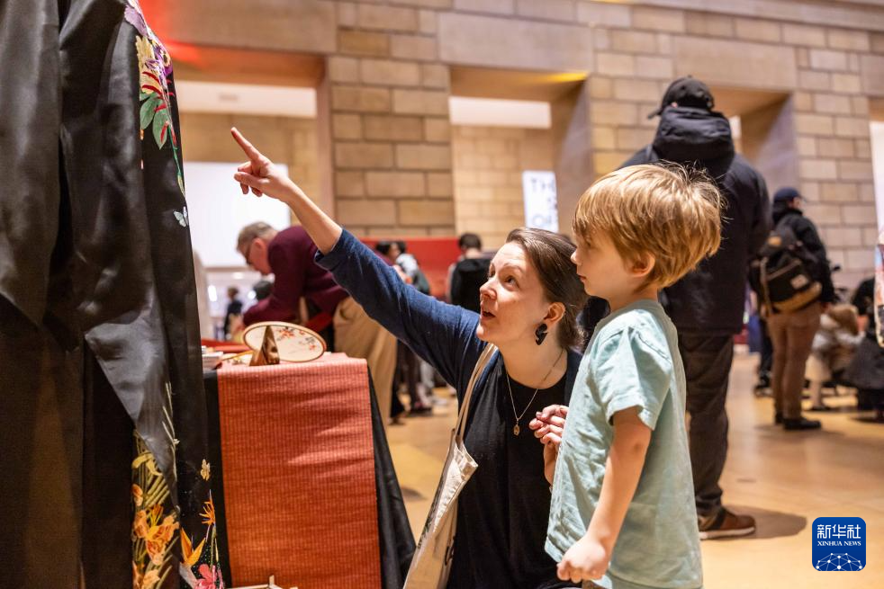 2月11日，參觀者在美國費(fèi)城藝術(shù)博物館舉行的龍年迎新春活動(dòng)上觀看中國傳統(tǒng)服飾。新華社發(fā)（周煥新攝）