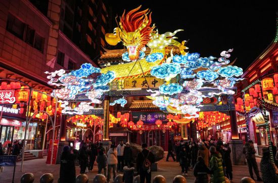 2月11日，游客在沈陽中街游覽。春節(jié)期間，各地?zé)艋痂?、火樹銀花，呈現(xiàn)出一幕幕流光溢彩的視覺盛宴。（新華社記者潘昱龍攝）