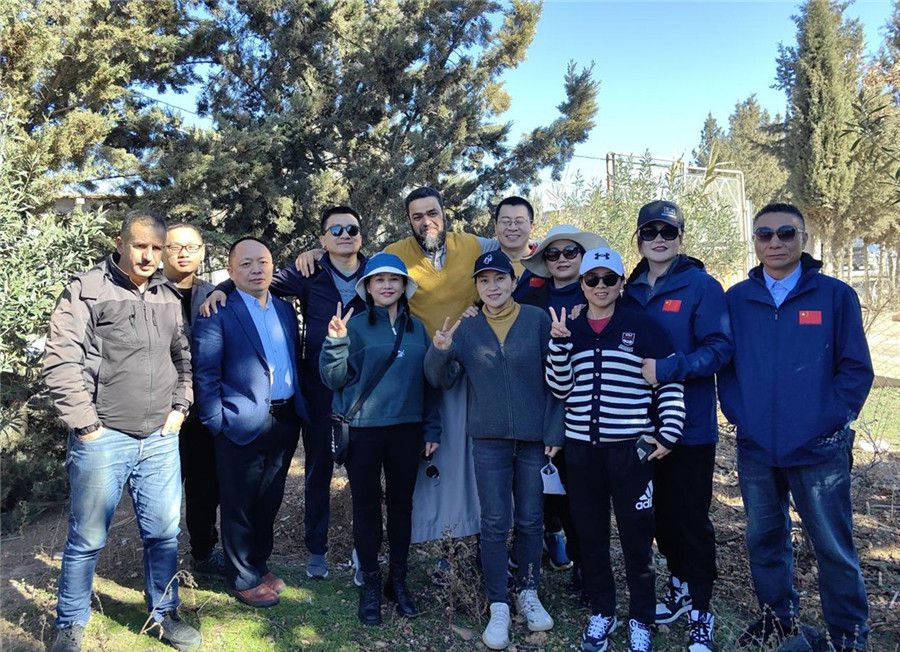 中國醫(yī)生們與穆罕默德一家人合影留念。中國第28批援阿爾及利亞醫(yī)療隊塞地夫分隊供圖