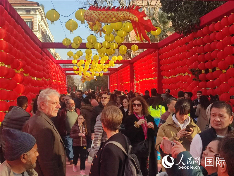 游園會入口處張燈結彩，人流如織。人民網(wǎng)記者鄭彬攝