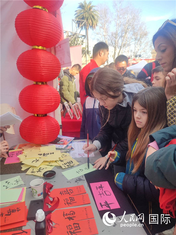 羅馬當?shù)孛癖妼h字充滿興趣。人民網(wǎng)記者鄭彬攝