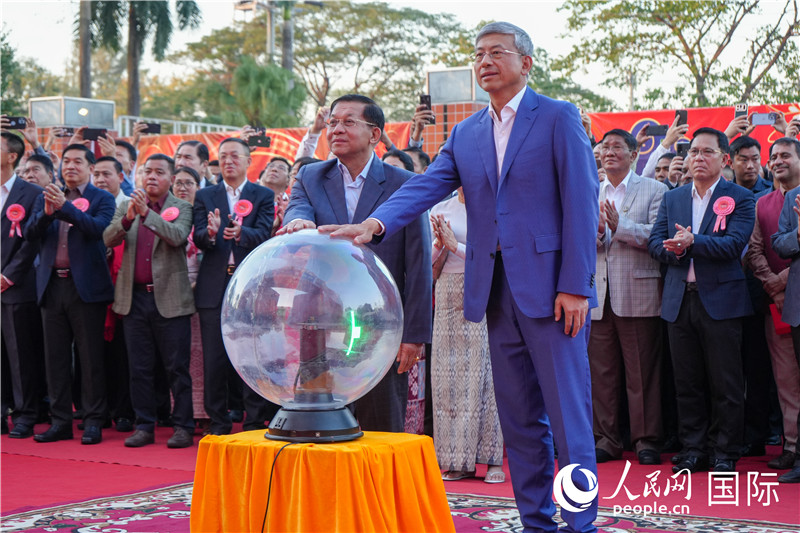 敏昂萊主席和陳海大使在中方援建和改造升級(jí)的仰光杜溫納國(guó)家體育館前共同按亮水晶球，啟動(dòng)“錦繡唐人街”新春慶典-人民網(wǎng)記者謝佳君攝