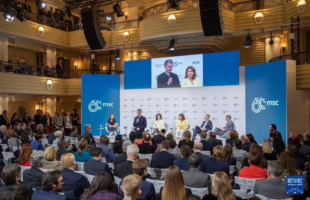 2月18日，慕安會(huì)主席克里斯托夫·霍伊斯根（中左二）在德國(guó)慕尼黑舉行的第60屆慕尼黑安全會(huì)議上發(fā)表閉幕致辭。新華社記者 張帆 攝