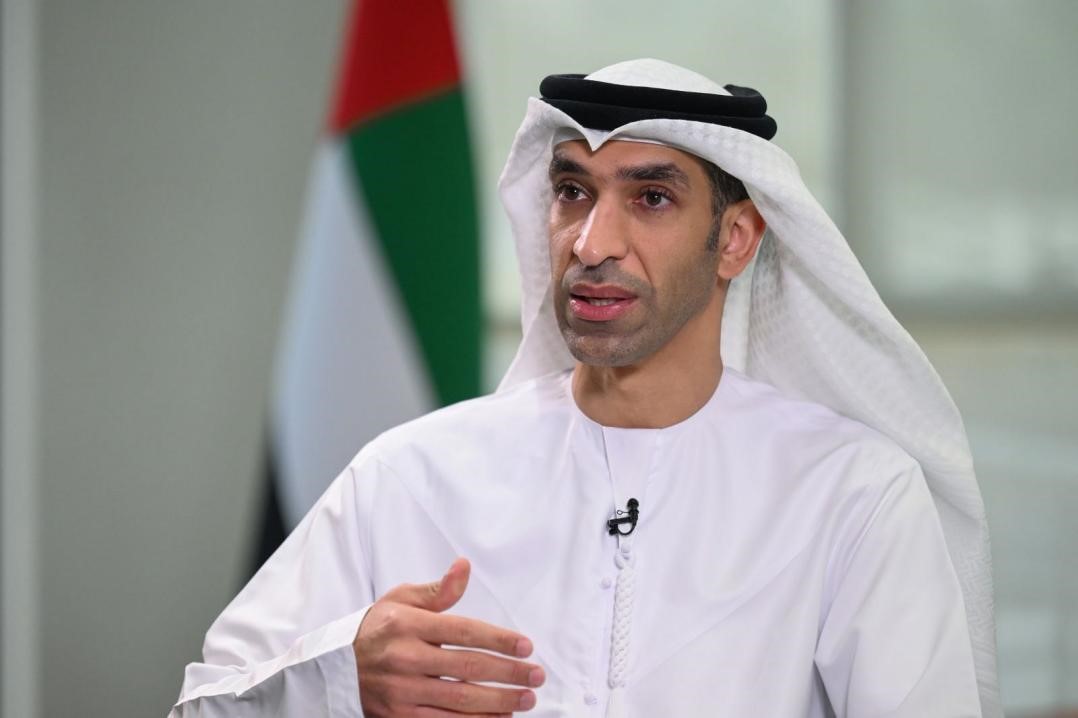 阿聯(lián)酋外貿國務部長薩尼·宰尤迪接受采訪。阿聯(lián)酋通訊社供圖