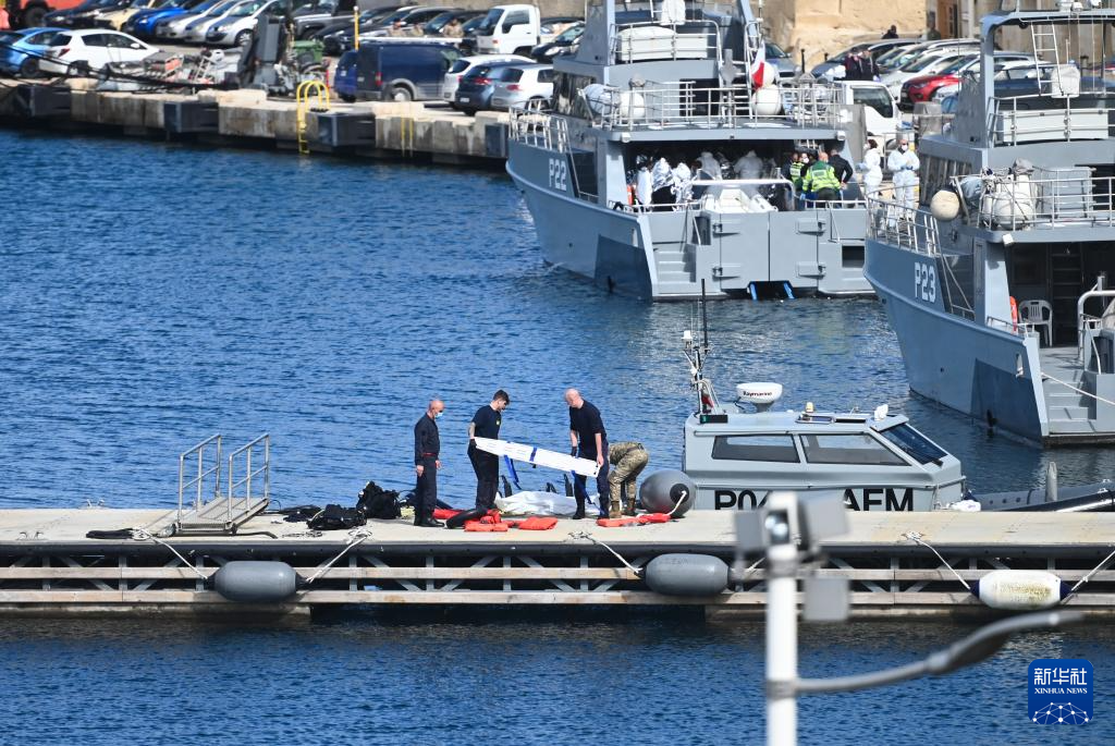 2月23日，在馬耳他皮耶塔，工作人員準(zhǔn)備搬運(yùn)一具非法移民遇難者遺體。新華社發(fā)（喬納森·博格攝）