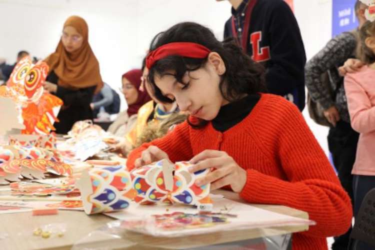 參與者在制作元宵彩燈。拉巴特中國文化中心供圖