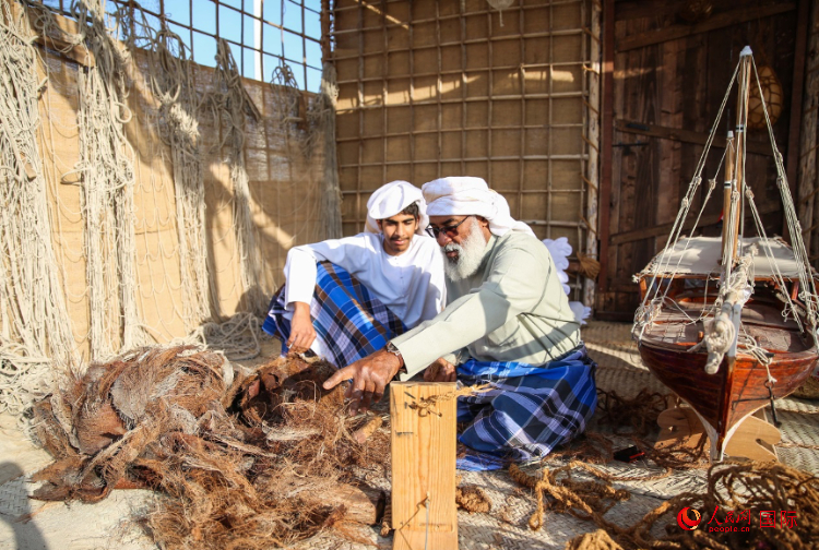 手工藝者展示如何用棕櫚葉制作繩子。人民網(wǎng) 塔里克·易卜拉欣攝
