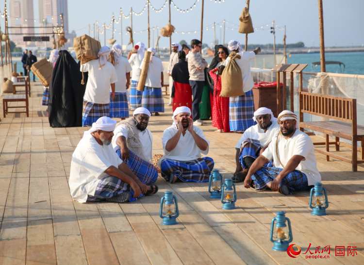 演藝人員展示售賣產(chǎn)品的場景。人民網(wǎng) 塔里克·易卜拉欣攝