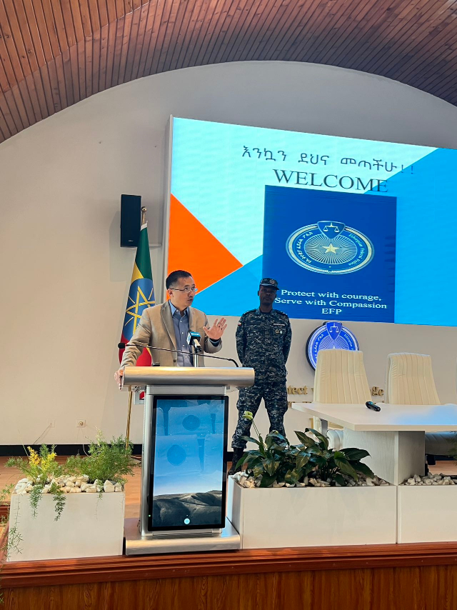 圖為駐埃塞使館首席館員申欽民公參致辭。亞的斯亞貝巴大學(xué)孔子學(xué)院供圖