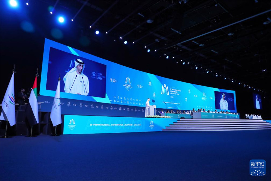 2月26日，在阿聯(lián)酋首都阿布扎比，阿聯(lián)酋外貿(mào)國務(wù)部長、世貿(mào)組織第13屆部長級會(huì)議主席薩尼·澤尤迪在世界貿(mào)易組織第13屆部長級會(huì)議開幕式上致辭。新華社發(fā)（世界貿(mào)易組織供圖）