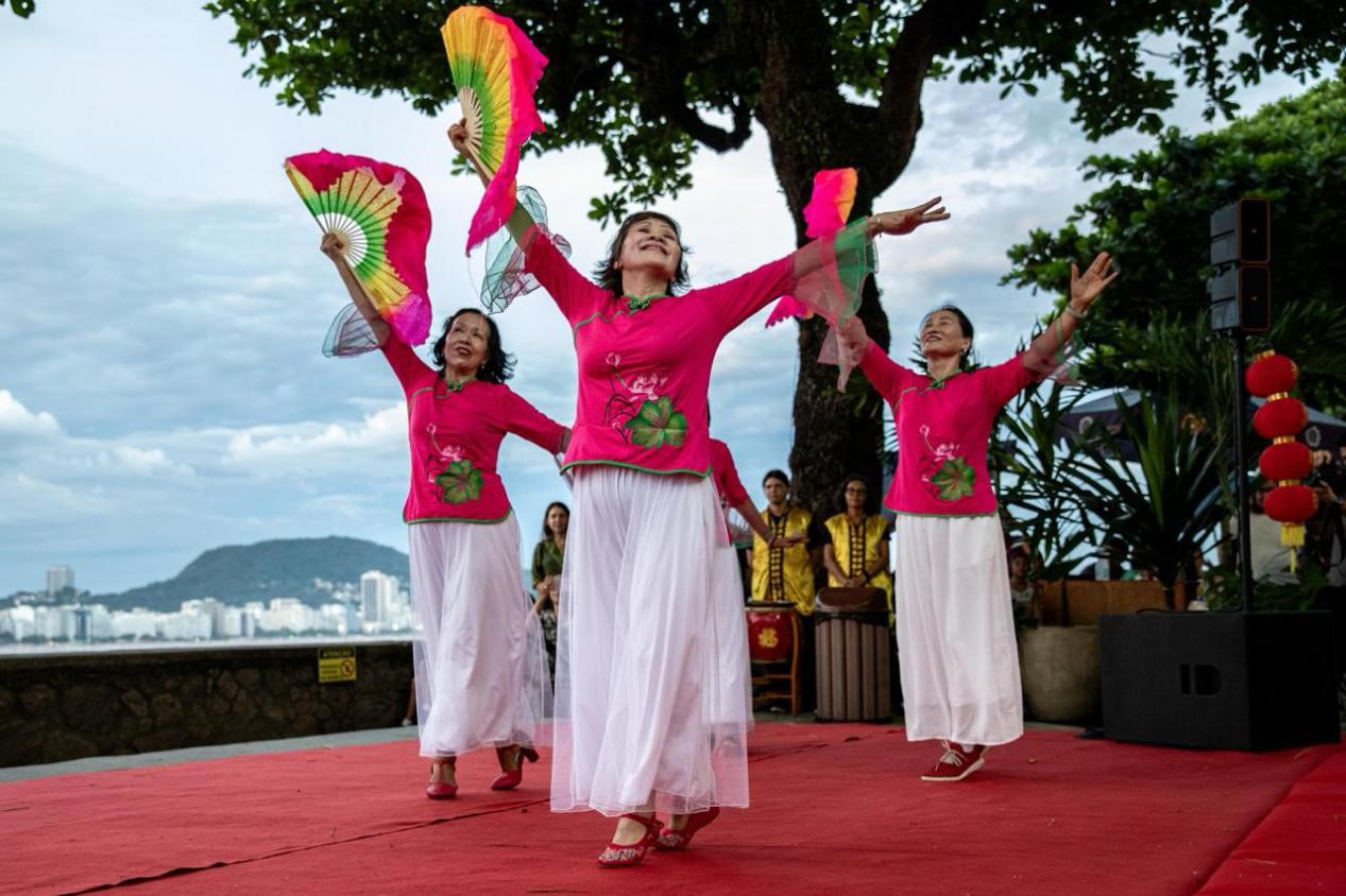 當(dāng)?shù)貢r(shí)間2月24日晚，2024年元宵節(jié)慶?；顒?dòng)在巴西里約熱內(nèi)盧市科帕卡巴納要塞舉辦。巴西山河文化促進(jìn)中心供圖