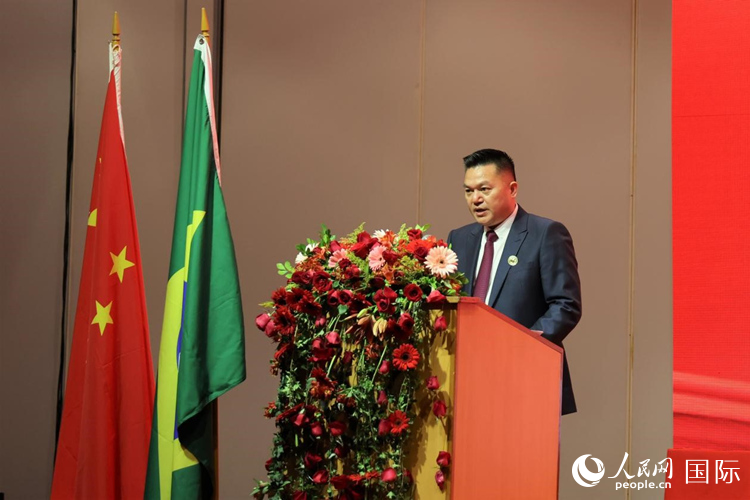 巴西和統(tǒng)會(huì)新任會(huì)長張小春發(fā)表就職演講。人民網(wǎng)記者 時(shí)元皓攝