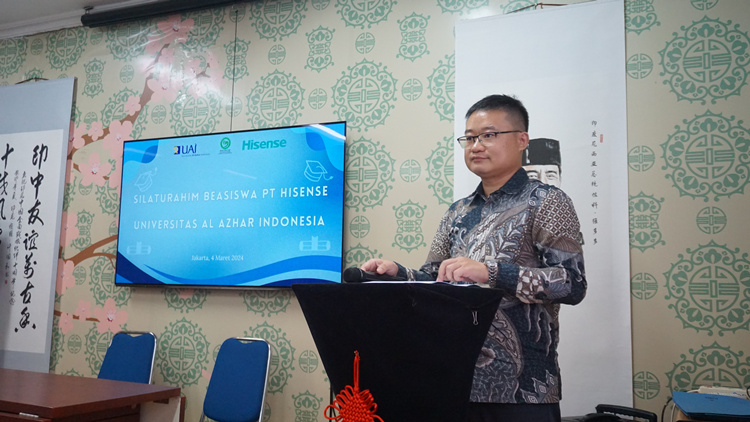 海信印尼公司總經(jīng)理李現(xiàn)委致辭。阿拉扎大學(xué)孔子學(xué)院供圖