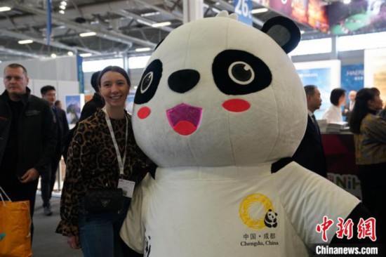 3月5日，2024年柏林國際旅游交易會(ITB)在柏林會展中心拉開帷幕。以“你好！中國”為主題的中國展區(qū)當日亮相展會。圖為觀眾與大熊貓人偶合影。中新社記者 馬秀秀 攝