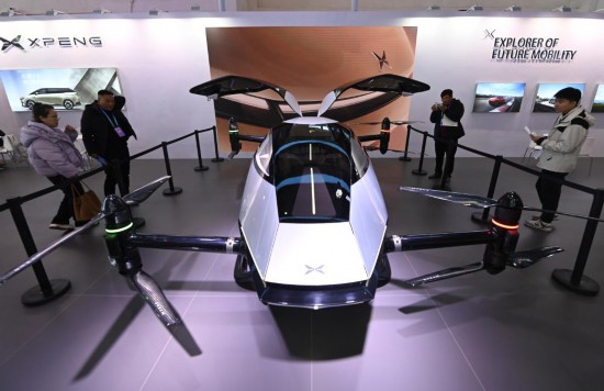 2023年12月1日，在鏈博會(huì)智能汽車(chē)鏈展區(qū)小鵬汽車(chē)展臺(tái)，參觀者觀看一臺(tái)智能飛行器。新華社記者蔡湘鑫攝