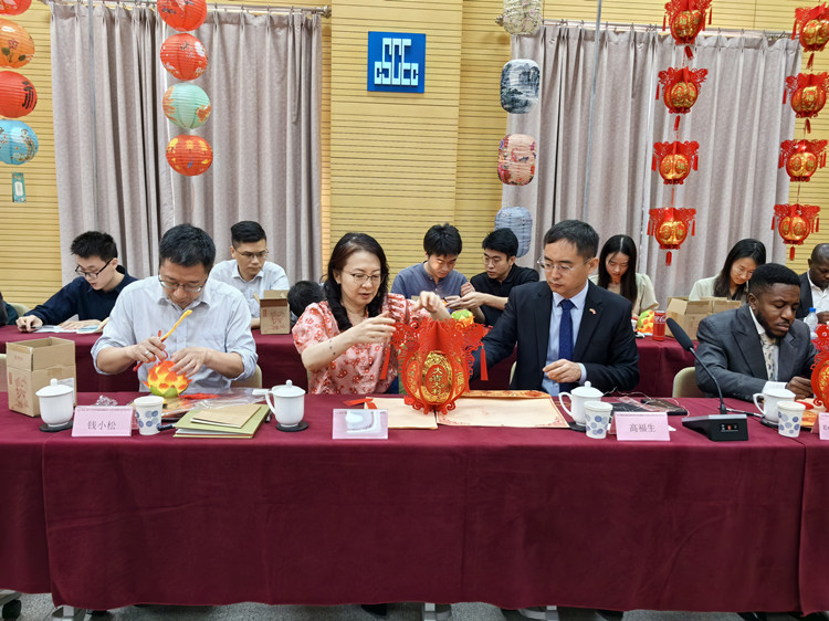 燈籠文化交流活動(dòng)現(xiàn)場(chǎng)。中建國際中西非公司供圖
