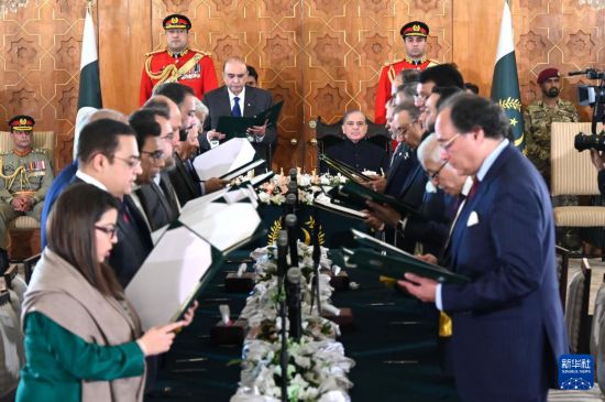   這是3月11日在巴基斯坦首都伊斯蘭堡總統(tǒng)府拍攝的內(nèi)閣宣誓就職儀式。巴基斯坦新內(nèi)閣的19名成員11日在巴總統(tǒng)扎爾達(dá)里和總理夏巴茲見(jiàn)證下，在首都伊斯蘭堡總統(tǒng)府宣誓就職。新華社發(fā)（巴基斯坦新聞與廣播部下轄媒體信息部門供圖）