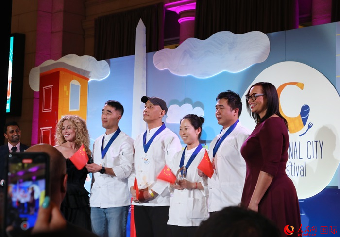 中國(guó)駐美國(guó)大使館的4名廚師榮獲專業(yè)評(píng)審亞軍。人民網(wǎng)記者 李志偉攝