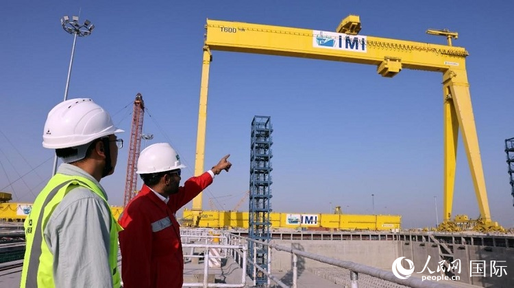 工作人員查看龍門吊情況。人民網記者管克江攝
