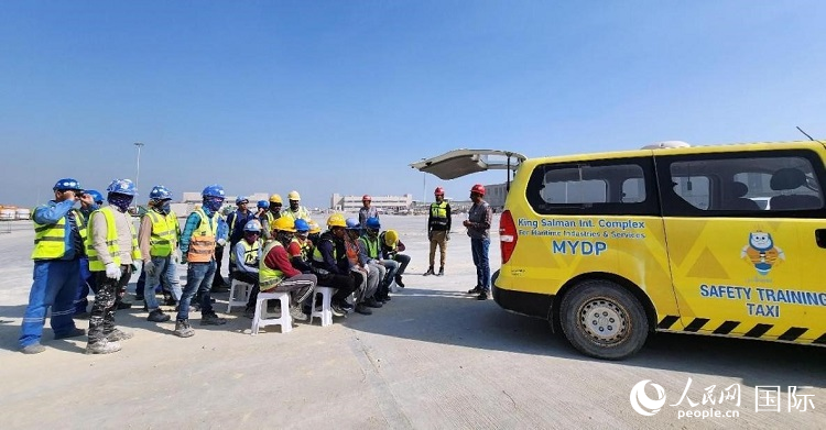 安全宣講出租車在現(xiàn)場播放安全視頻。人民網記者 管克江攝