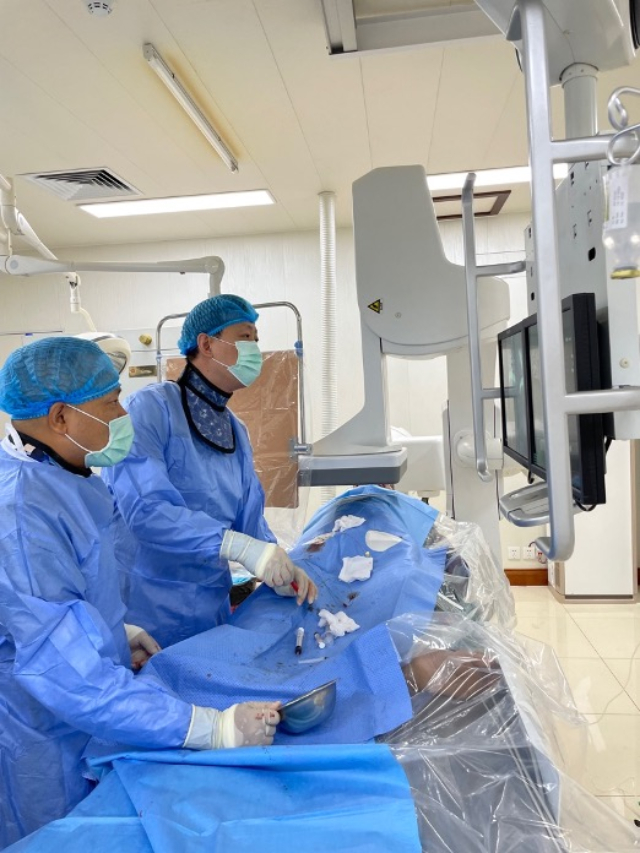 李凱教授（右）和劉海濤教授（左）為患者行TACE手術(shù)。中國駐老撾大使館供圖