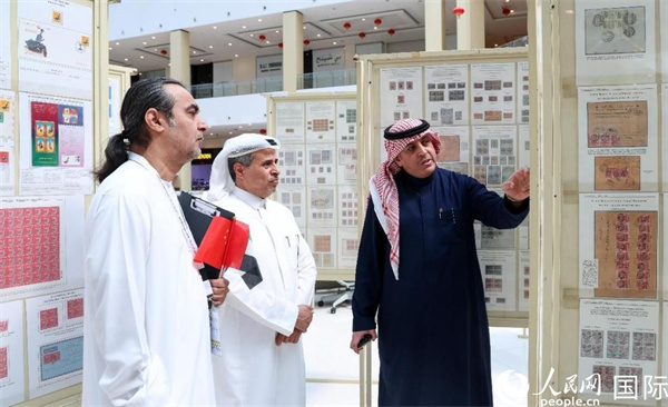 觀眾在欣賞集郵展作品。人民網(wǎng)記者 任皓宇攝