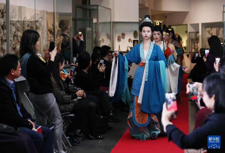 3月13日，在位于法國巴黎的吉美國立亞洲藝術(shù)博物館，模特展示敦煌復(fù)原服飾。新華社記者 高靜 攝