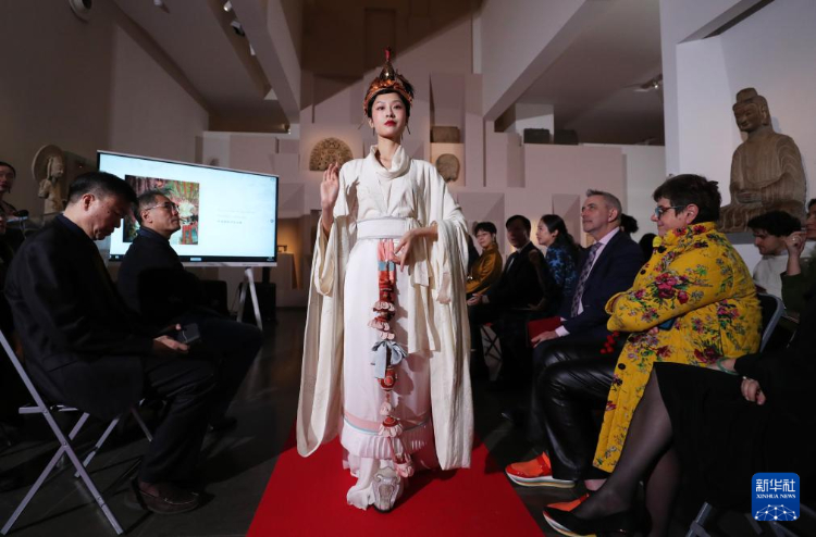3月13日，在位于法國巴黎的吉美國立亞洲藝術(shù)博物館，模特展示敦煌復(fù)原服飾。新華社記者 高靜 攝