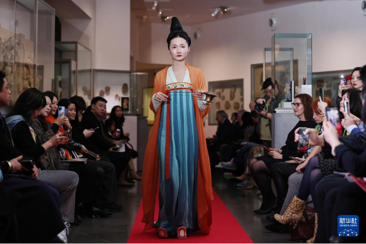 3月13日，在位于法國巴黎的吉美國立亞洲藝術(shù)博物館，模特展示敦煌復(fù)原服飾。新華社記者 高靜 攝