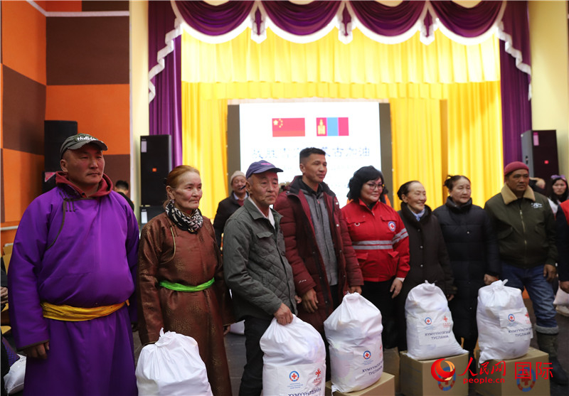 3月18日，向受災(zāi)牧民分發(fā)中方賑災(zāi)物資現(xiàn)場(chǎng)。人民網(wǎng)記者 霍文攝