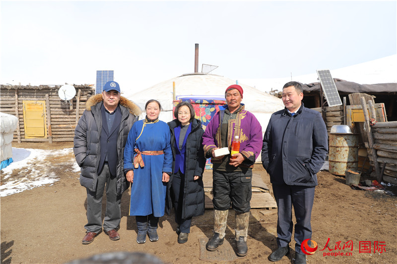 5.3月18日，沈大使與牧民及縣領(lǐng)導(dǎo)合影。人民網(wǎng)記者 霍文攝