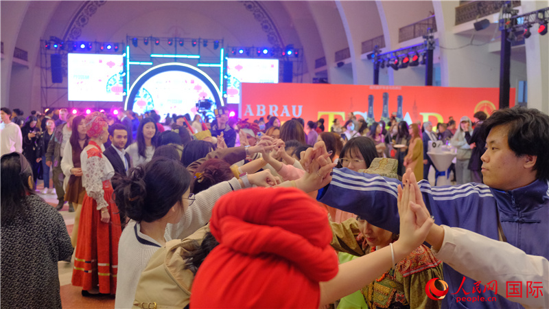 中俄觀眾在現(xiàn)場參與俄羅斯民俗互動游戲。人民網(wǎng) 褚夢琦攝