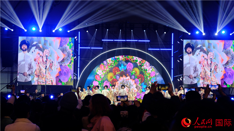 中俄觀眾欣賞俄羅斯傳統(tǒng)歌舞表演。人民網(wǎng) 褚夢琦攝