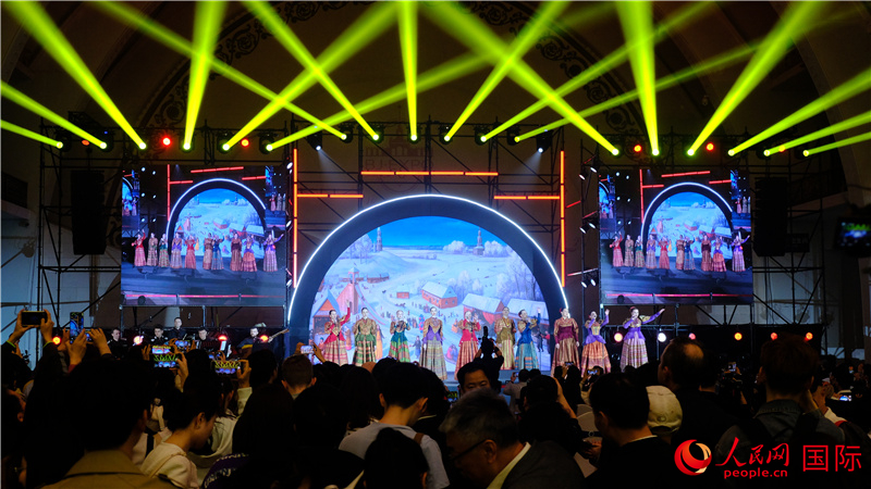 中俄觀眾欣賞俄羅斯傳統(tǒng)歌舞表演。人民網(wǎng) 褚夢琦攝