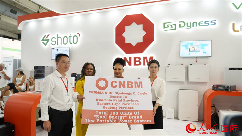 18日下午，中國建材國際南非公司向夸祖魯納塔爾省、東開普省及豪登省三省的社區(qū)捐贈100臺KOOL ENERGY移動電源設備(UPS)。人民網(wǎng) 劉暢攝