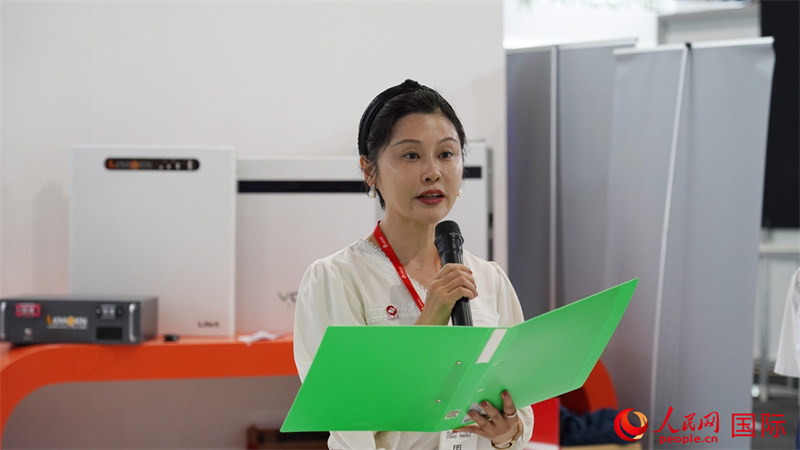 中建材海外經(jīng)濟合作有限公司總經(jīng)理姜婓致辭。人民網(wǎng) 劉暢攝