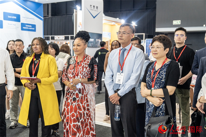 現(xiàn)場嘉賓參與捐贈儀式。人民日報非洲中心分社 希拉茲·莫林攝