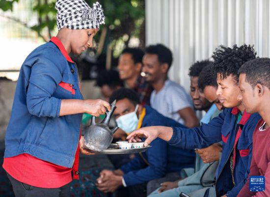 2024年2月16日，在埃塞俄比亞杜凱姆市的東方工業(yè)園，工人在工作間隙休息。 新華社記者 李亞輝 攝