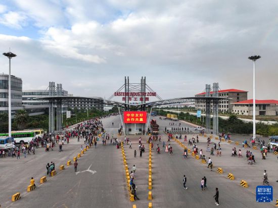 這是2023年11月3日在埃塞俄比亞杜凱姆市拍攝的東方工業(yè)園大門（無人機照片）。 新華社發(fā)（東方工業(yè)園供圖）