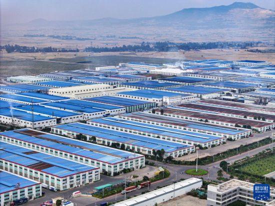 這是2023年11月3日在埃塞俄比亞杜凱姆市拍攝的東方工業(yè)園（無人機照片）。 新華社發(fā)（東方工業(yè)園供圖）