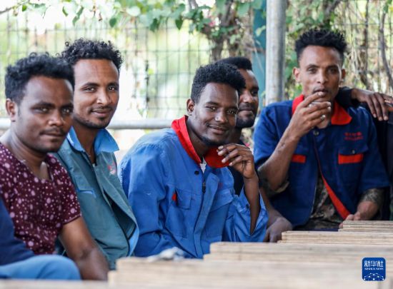 2024年2月16日，在埃塞俄比亞杜凱姆市的東方工業(yè)園，工人在工作間隙休息。 新華社記者 李亞輝 攝