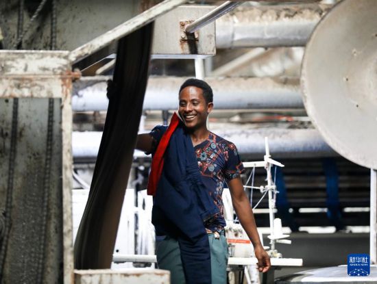 2024年2月16日，在埃塞俄比亞杜凱姆市的東方工業(yè)園，工人在東方紡織印染有限公司的車間內(nèi)工作。 新華社記者 李亞輝 攝