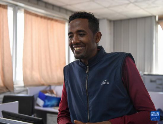 2024年2月16日，在埃塞俄比亞杜凱姆市的東方工業(yè)園，東方紡織印染有限公司經(jīng)理格圖·克貝貝接受新華社記者采訪。 新華社記者 李亞輝 攝